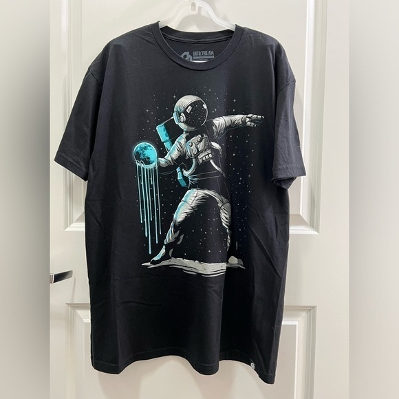 INTO THE AM Space Man Holding A Planet Mens XL Graphic T-Shirt In Black - Picture 1 of 3